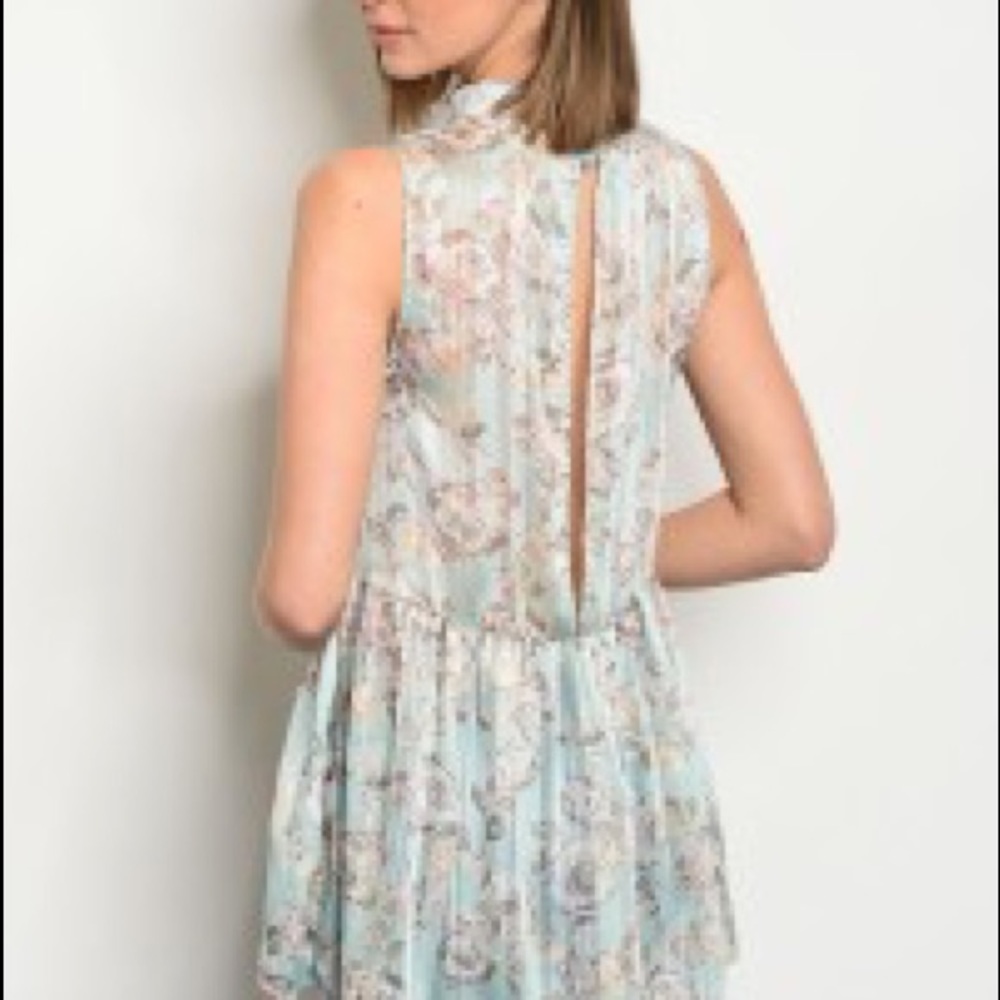 ⭐️3 for $20 Women’s Floral Keyhole Choker Top - Picture 2 of 5